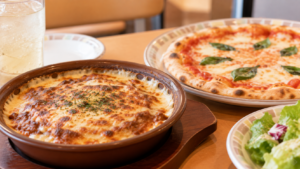 イタリアンレストランのラザニアとピザ、サラダ