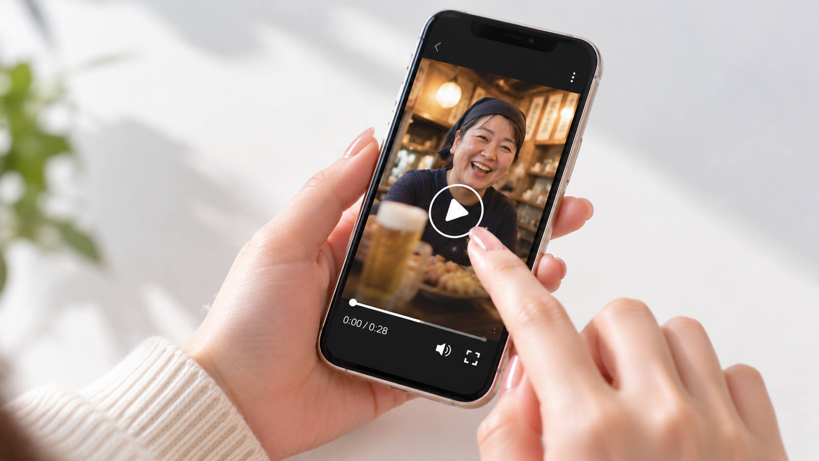 スマートフォンで飲食店の動画求人を再生する手元